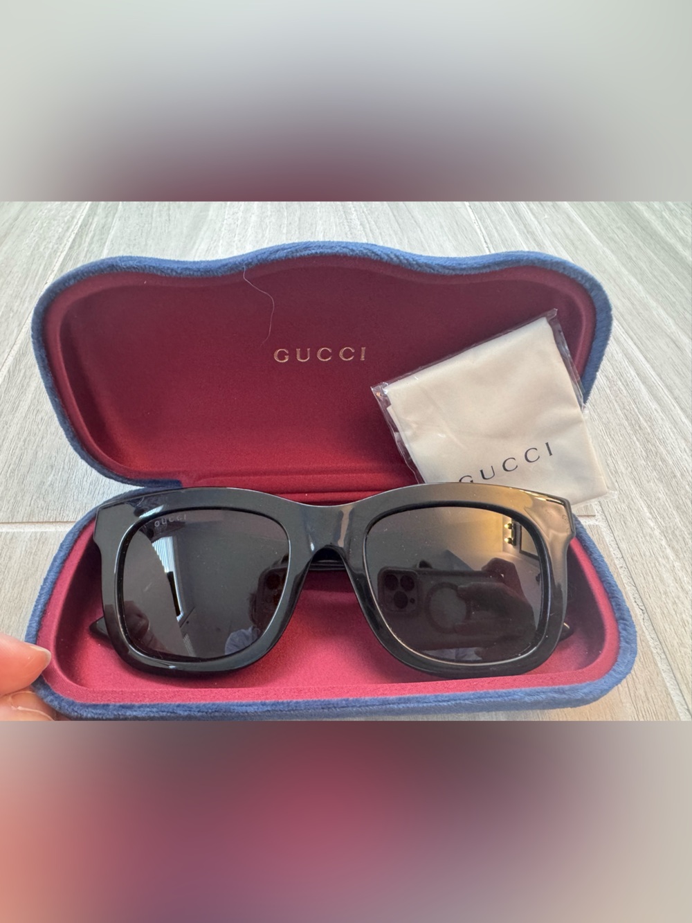 Gucci sunglasses with GG gold emblem
